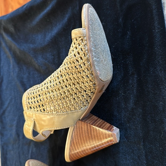 Vince Camuto Sandals - Picture 5 of 11